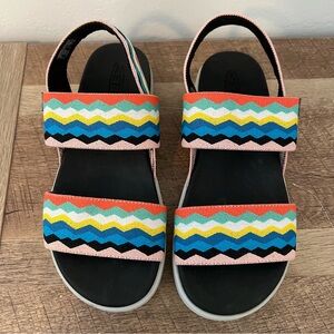 KEEN Women’s Elle Sandal- stretch straps zig zag Size 5.5